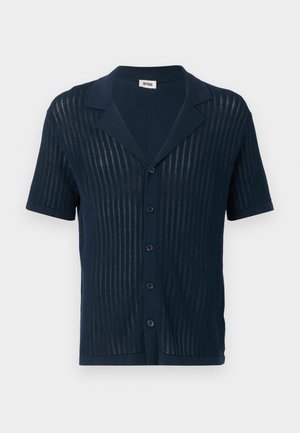 Cămașă navy blue cu mânecă scurtă, având un design texturat cu dungi verticale, dotată cu guler și închidere cu cinci butoane.