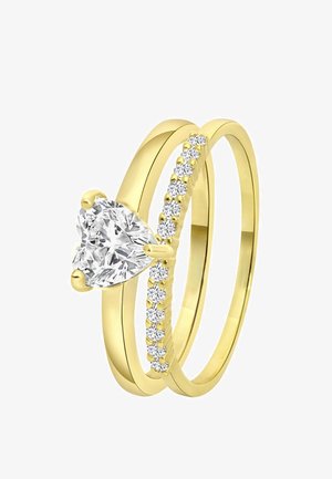 Gouden ringenset met een hartvormige heldere steen en een band met kleine ronde heldere stenen. Glad afgewerkt met reflecterende oppervlakken.