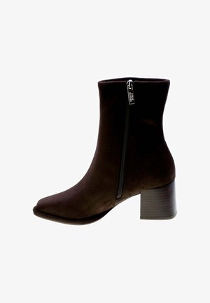 Stivaletto in camoscio marrone con punta quadrata, cerniera laterale e tacco impilato di altezza media. Texture liscia e design semplice.
