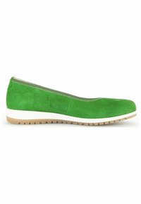 Ballerine verde in suede con punta arrotondata, suola in gomma bianca e lati texture. Presentano un sottile dettaglio di cucitura lungo il bordo superiore.