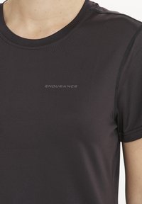 Endurance FUNKTIONS YONAN - Tekninen t-paita - black bean