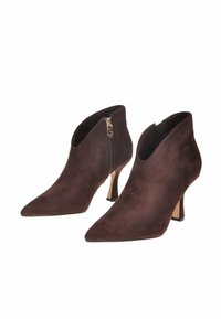 Stivaletti in suede marroni alla caviglia con punta affusolata e tacco stiletto sottile. Presentano una cerniera laterale con hardware dorato per una vestibilità facile.