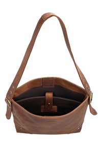 Bolso de hombro de cuero marrón con correa ajustable, parte superior abierta que muestra compartimentos interiores oscuros y una correa con cierre de botón a presión.