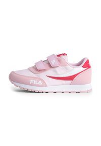Zapatilla deportiva rosa con correas de velcro. Presenta un logo blanco, acentos rojos y una parte superior texturizada en rosa con una suela blanca.