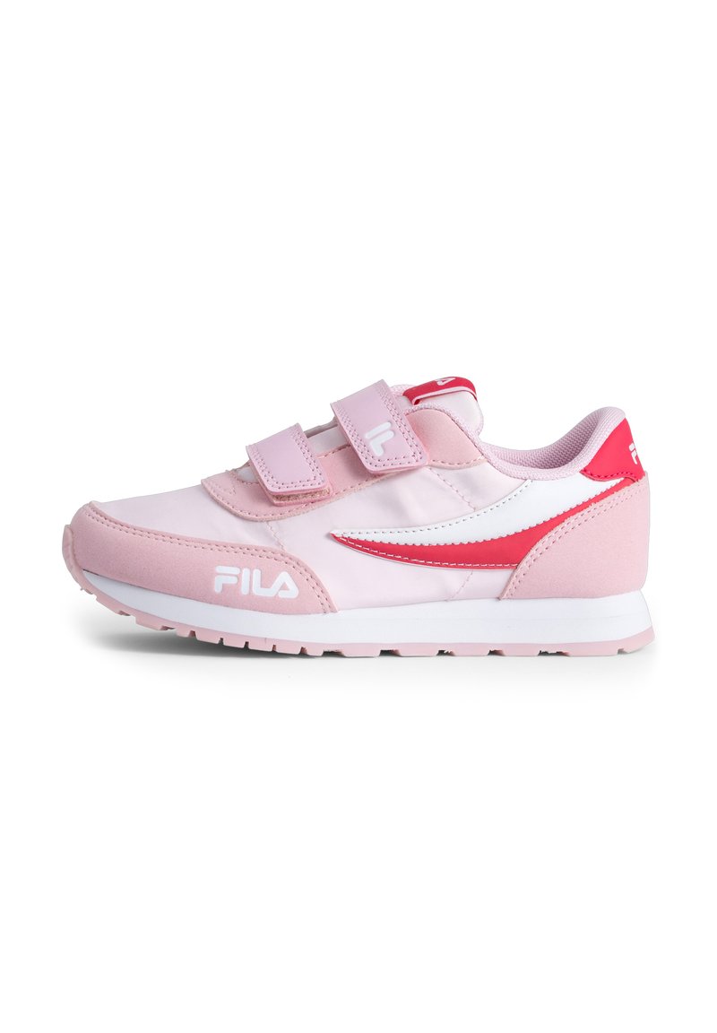 Zapatilla deportiva rosa con correas de velcro. Presenta un logo blanco, acentos rojos y una parte superior texturizada en rosa con una suela blanca.