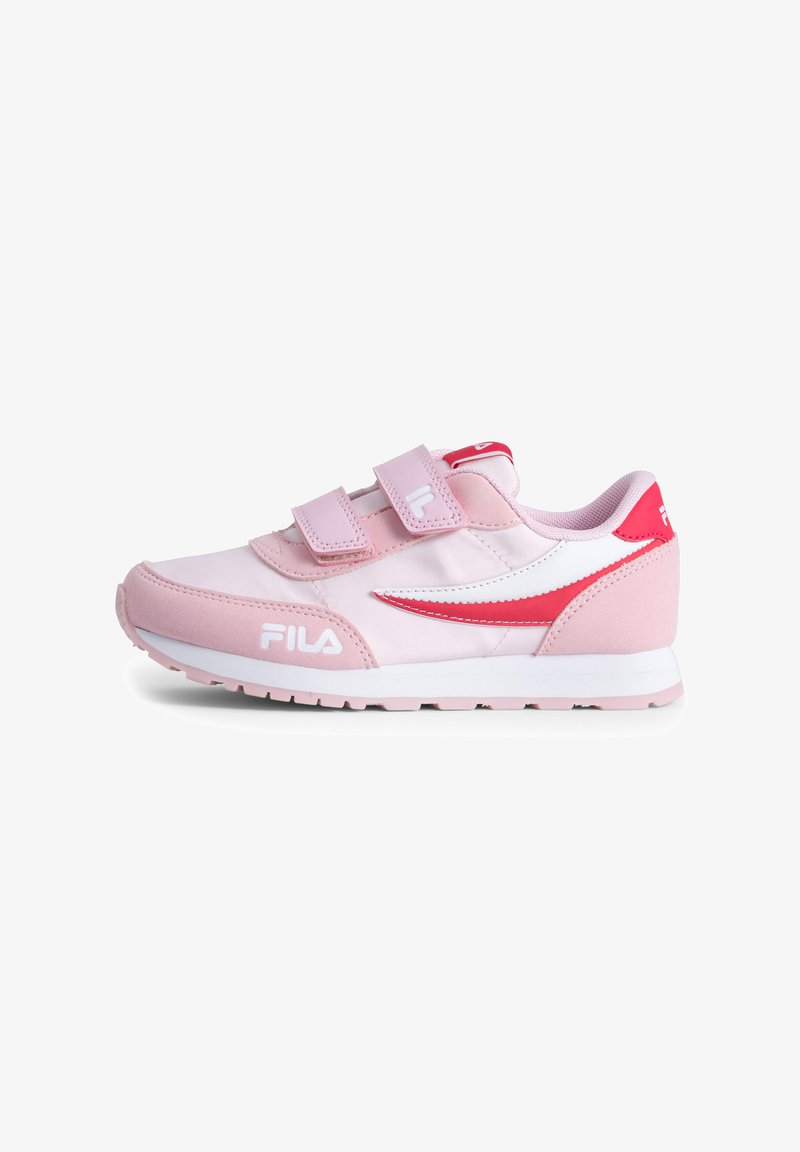Zapatilla deportiva rosa con correas de velcro. Presenta un logo blanco, acentos rojos y una parte superior texturizada en rosa con una suela blanca.