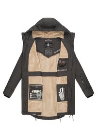 Svart ytterjacka med beige insida, utrustad med flera fickor, en logotyp och etiketter. Inkluderar dragkedjor för justerbarhet och stiliga detaljer.