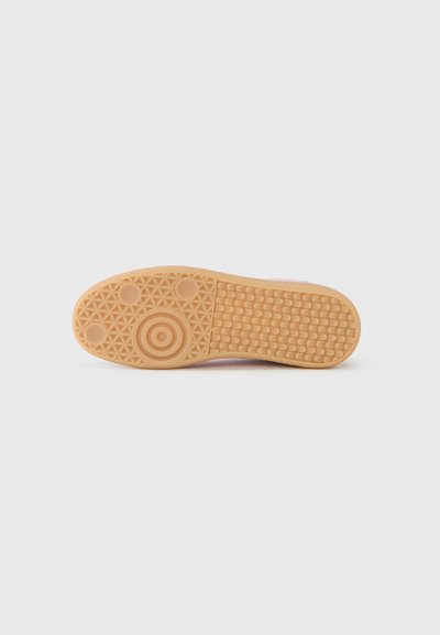 Σόλα παπουτσιού με υφή από ελαστικό ανοιχτού καφέ χρώματος, με κυκλικά και τριγωνικά σχέδια, σχεδιασμένη για κράτημα και ανθεκτικότητα.