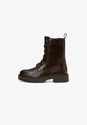 Botte de combat en cuir marron foncé à lacets, avec une semelle épaisse à rainures et une languette à l'arrière, présentée en profil latéral sur fond blanc.