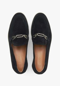 Czarne zamszowe loafersy z metalowym akcentem w postaci łańcucha, gładką skórzaną wkładką oraz zaokrąglonym czubkiem. Płaska gumowa podeszwa zapewnia przyczepność.