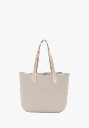 Beige plastic draagtas met twee lange handvatten, met een gemusterde binnenkant. Gladde textuur met een ronde vorm en reliëflogo aan de voorkant.