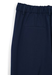 Marineblaue Hose mit gerafftem Bund, glatter Textur und einer einzigen Gesäßtasche. Flach geschnittenes Design mit dezenten Nähten.