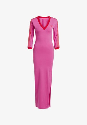 Robe longue rose avec des manches trois-quarts, décolleté en V et accents rouges. Présente le logo Adidas et trois bandes sur les manches. Détail de fente sur le côté.