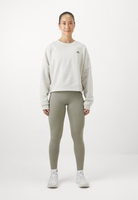 adidas Sportswear ESSENTIALS SMALL LOGO FEEL COZY  - Sportinis megztinis - alumina/grey four