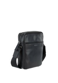 Černá kožená kabelka přes rameno se zipovým uzávěrem, obdélníkovým tvarem, nastavitelným popruhem a vyraženým logem na přední straně.