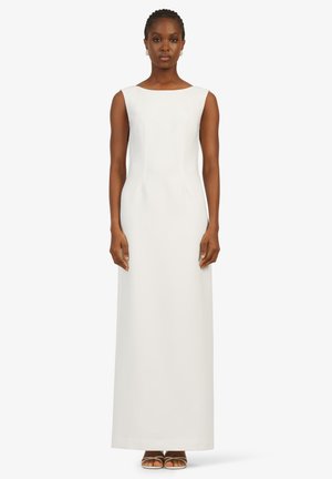 Robe blanche longue sans manches avec une coupe ajustée, décolleté carré et tissu lisse. Le tissu tombe droit jusqu'au sol.