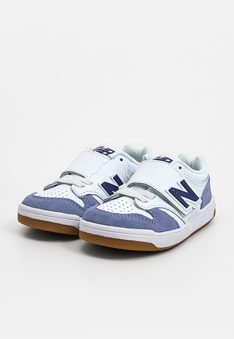 Sneakers bianchi e azzurri chiari con dettagli in suede, una fascia in velcro, punta perforata e suola in gomma marrone. Presenta un grande logo "N".
