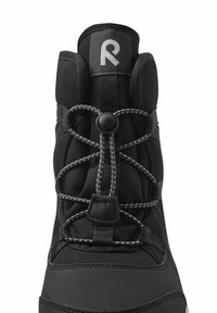 Bota alta negra con parte superior de tela texturizada, diseño elegante y sistema de cordones elásticos con ajustador de palanca para un ajuste perfecto.