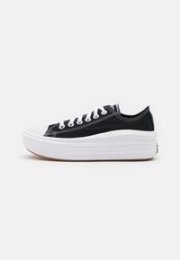 Zwarte canvas sneakers met witte veters, een witte rubberen teenkap en een chunky witte tussenzool. Bevat subtiele witte stiksels en een gumzool.
