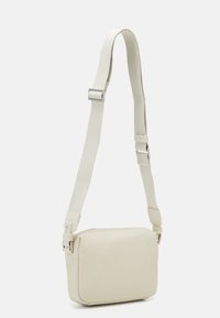 Calvin Klein MUST CAMERA BAG UNISEX - Keresztpántos táska - dark ecru