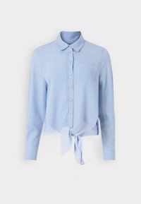 Chemise à rayures bleu clair avec boutons, manches longues, col, poche avant et détail noué à l'ourlet. Texture de tissu douce.