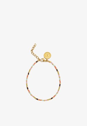 Farebný náramok z korálok s ružovými, zelenými a hnedými korálkami, preplietané zlatými akcentmi, s karabínkou a kruhovým príveskom.