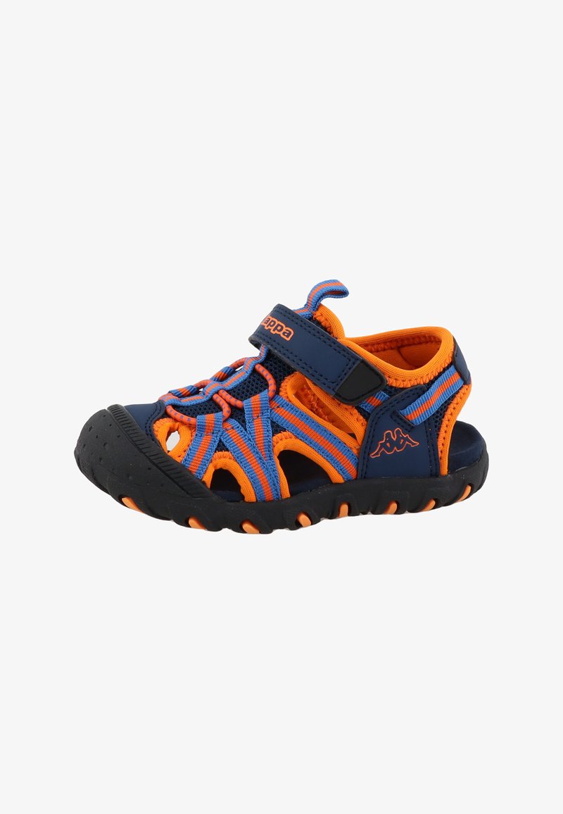 Sandale enfant fermée bleu marine, orange et bleu, avec bride ajustable et semelle en caoutchouc adaptée aux activités en plein air.
