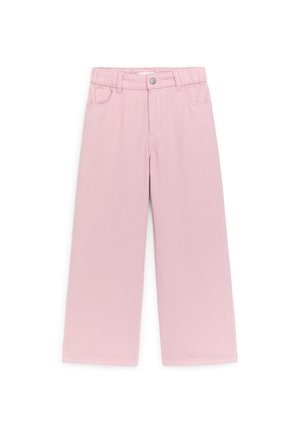 Pantalones de pierna ancha de color rosa claro con cintura elástica, botón delantero, trabillas para cinturón y bolsillos delanteros, mostrados sobre un fondo blanco.