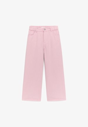 Svetloružové široké nohavice s elastickým pásom, predným gombíkom, pútkami na opasok a prednými vreckami, zobrazené na bielom pozadí.