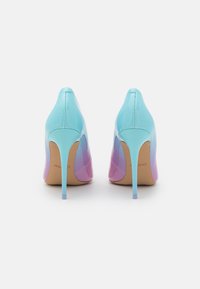 Des chaussures à talons hauts avec un dégradé allant du bleu clair au violet, avec une finition en vernis brillant et un talon aiguille élancé.