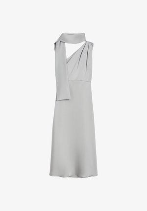 Abito midi grigio chiaro senza maniche con scollatura asimmetrica e un pannello drappeggiato su una spalla che si estende verso l'alto come una sciarpa.
