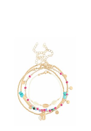 Gestapelte Armbänder in Goldoptik mit Türkis-, Pink- und schwarzen Perlen, kleinen goldfarbenen Scheiben und weißen Muschelanhängern auf weißem Hintergrund.