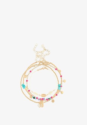 Gestapelte Armbänder in Goldoptik mit Türkis-, Pink- und schwarzen Perlen, kleinen goldfarbenen Scheiben und weißen Muschelanhängern auf weißem Hintergrund.