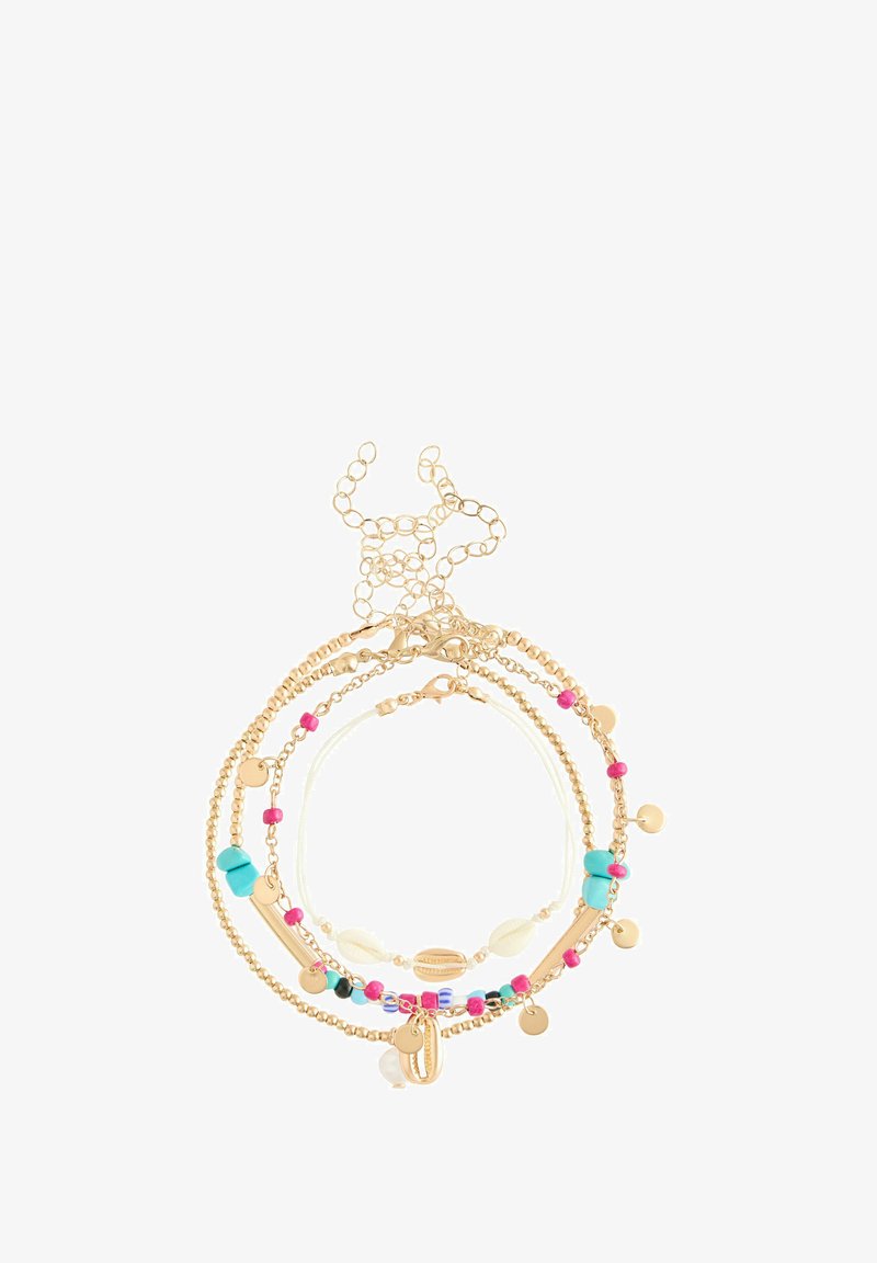 Gestapelte Armbänder in Goldoptik mit Türkis-, Pink- und schwarzen Perlen, kleinen goldfarbenen Scheiben und weißen Muschelanhängern auf weißem Hintergrund.
