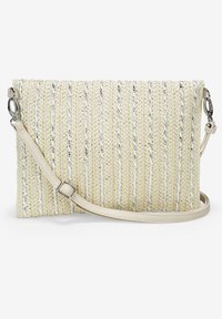 Bolso tejido en beige con franjas plateadas metálicas, forma rectangular, perfil delgado y correa detachable color crema. Superficie texturizada.
