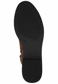 Suela de zapato de cuero marrón con un dibujo de goma texturizada, con un tacón negro y una marca de tamaño en relieve en el lateral.