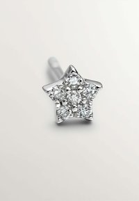 Pendiente en forma de estrella plateada que presenta seis piedras preciosas redondas y transparentes, engastadas en un acabado pulido y brillante. Poste suave para un ajuste seguro.