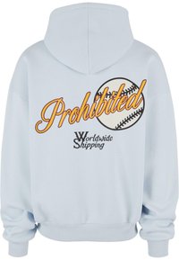 Felpa con cappuccio blu chiaro con testo "Proibito" in arancione e nero, con un grafico di baseball e "Spedizioni in tutto il mondo" sotto di esso.