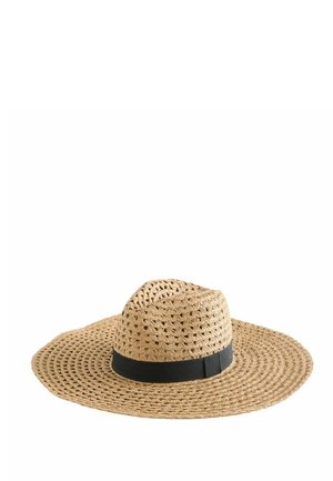 Chapeau en paille tressée à large bord avec un motif en maille ouverte et un bandeau en tissu noir autour de la base de la calotte.