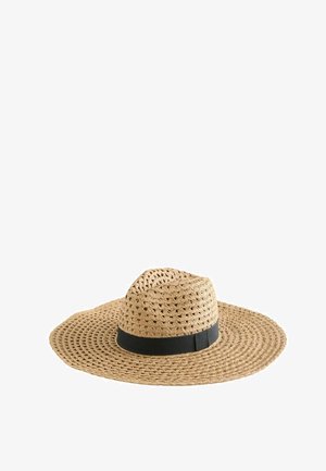 Pălărie largă din paie țesute, cu un model deschis și o bandă neagră din material textil în jurul bazei coroanei.