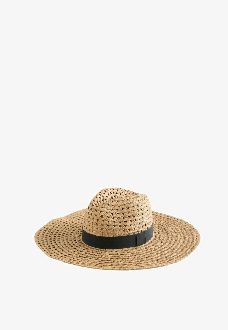 Platmalu austs salmu cepure ar atvērtas aušanas rakstu un melnu auduma lentu ap krona pamatu.