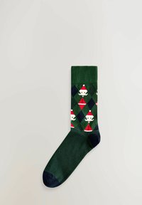 Rohelised sokid, millel on teemantmuster, sisaldavad valgeid nägusid punaste mütsidega, ribakujuline tekstuur üleval ning tumblue aktsentidega varbad ja kand.