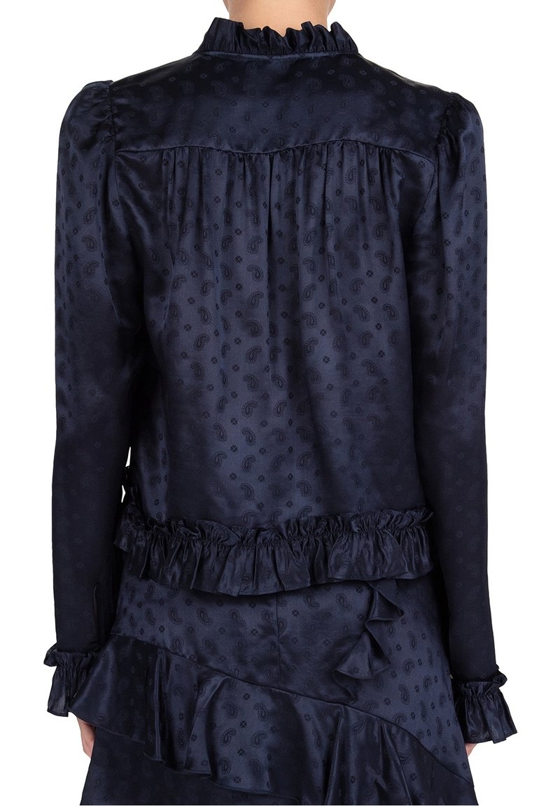 Navy zijden blouse met rimpel-kraag en manchet. Kenmerkend zijn het subtiele paisleypatroon, de geplooide achterkant en de gelaagde ruffles aan de zoom.