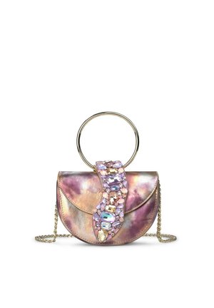 Pequeño bolso metálico rosa y dorado con un asa circular dorada y grandes adornos de gemas multicolores en la solapa frontal.