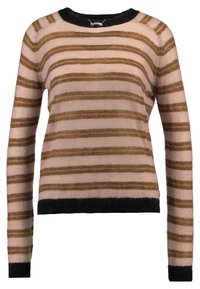 Pasiasty sweter w jasnym różu z brązowymi paskami, z czarnym ściągaczem przy dekolcie i mankietach. Miękka faktura z delikatnym połyskiem.