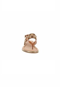 Sandalo piatto marrone con una fascia tra le dita e cinturini metallici intrecciati. Presenta una suola liscia e un accento dorato lungo il bordo.