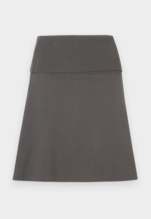 Fustă gri închis cu o talie elastică lată, nervurată și o ușoară formă în A, pe fundal alb.