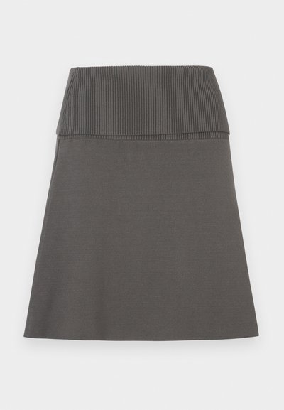 Jupe gris foncé avec une large ceinture élastique côtelée et une légère forme évasée sur fond blanc.
