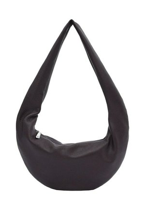 Bolso de cuero negro en forma de media luna con una única correa ancha y una pequeña cremallera plateada en el lado frontal.