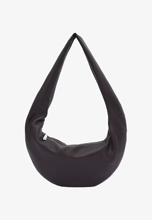 Bolso de cuero negro en forma de media luna con una única correa ancha y una pequeña cremallera plateada en el lado frontal.